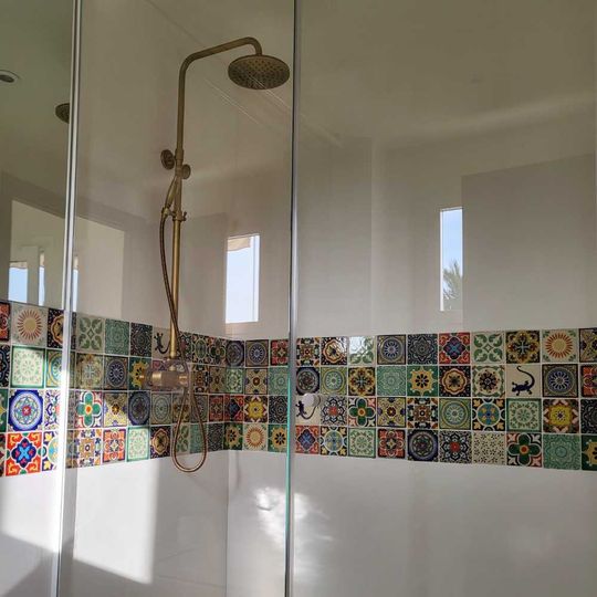 ducha de azulejos